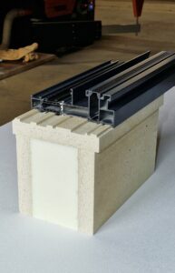 Podwalina Purenit XPS pod Aluplast Monorail Podwalina hybrydowa Purenit + XPS pod system przesuwny Aluplast Monorail z zamontowanym profilem.