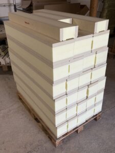 Podwaliny hybrydowe Purenit + XPS – Polyform Termoizolacyjne podwaliny hybrydowe (boki Purenit, środek XPS) Polyform przygotowane do montażu ciepłego okien i drzwi HST.
