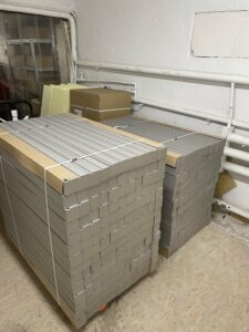 Realizacja – listwy XPS 700 o długości 350 metrów bieżących, przygotowane do montażu termicznego drzwi i okien