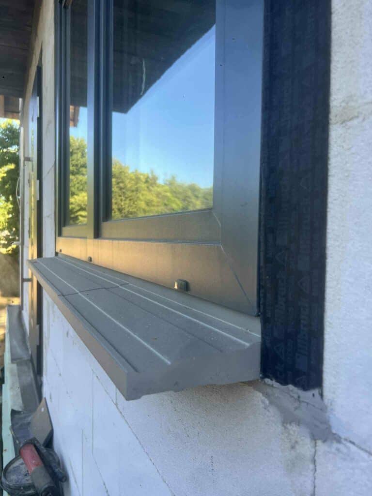 Montaż parapetu obustronnego XPS 700 w systemie ciepłego montażu okien, produkty do ciepłego montażu