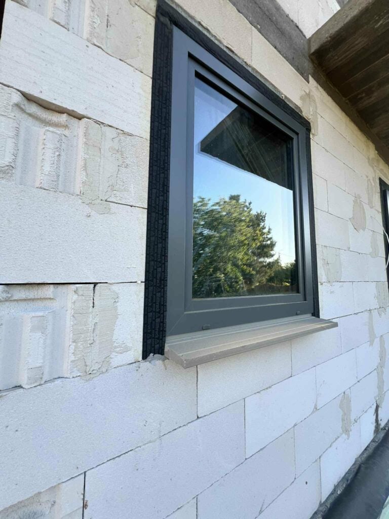 xps-700-parapet-termiczny-obustronny-montaz Montaż okna z obustronnym parapetem XPS 700 i zewnętrzną taśmą rozprężną, przygotowanie pod ciepły montaż, producent poszerzeń termicznych