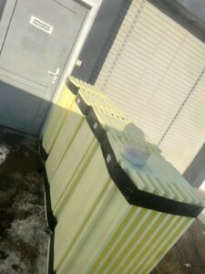 Paleta żółtych ciepłych parapetów wykonanych z XPS 300 Hoch, przygotowana do wysyłki dla producenta stolarki okiennej.