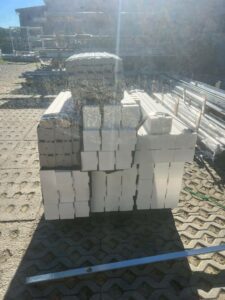 Podwaliny pod okna przesuwne HST wykonane z utwardzonego EPS Polaryt oraz poszerzenia termiczne z XPS 700 Strong przygotowane pod konstrukcje aluminiowe.