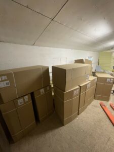 Spakowane w kartony podwaliny termiczne z XPS 300 Hoch pod system Gealan Linear, gotowe do wysyłki do fabryki okien.