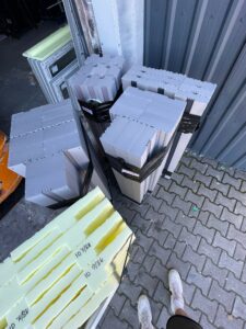 Szare podwaliny termiczne pod okna HST z XPS 700 Strong oraz żółte ciepłe parapety z XPS 300 Hoch przygotowane do transportu.