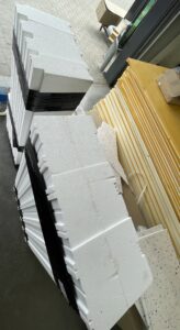 cieply-montaz-okien-materialy-izolacyjne-polyform Zestaw materiałów do ciepłego montażu: białe podwaliny izolacyjne Polaryt od Polyform.