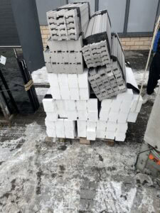 izolacja-pod-okna-polaryt-xps700-strong-dostawa-polyform Podwaliny termiczne wykonane z Polarytu oraz szarego XPS 700 Strong, dostarczone bezpośrednio do magazynu klienta przez Polyform.