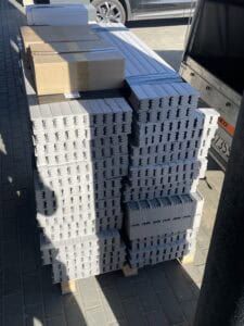 podwaliny-xps-700-strong-kotwy-tasma-rozprezna-gratis Szare profile XPS 700 Strong pod indywidualny projekt, z widocznymi gratisami: kotwami montażowymi i taśmą rozprężną od Polyform.
