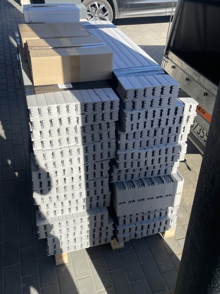 Szare profile XPS 700 Strong pod indywidualny projekt, z widocznymi gratisami: kotwami montażowymi i taśmą rozprężną od Polyform.