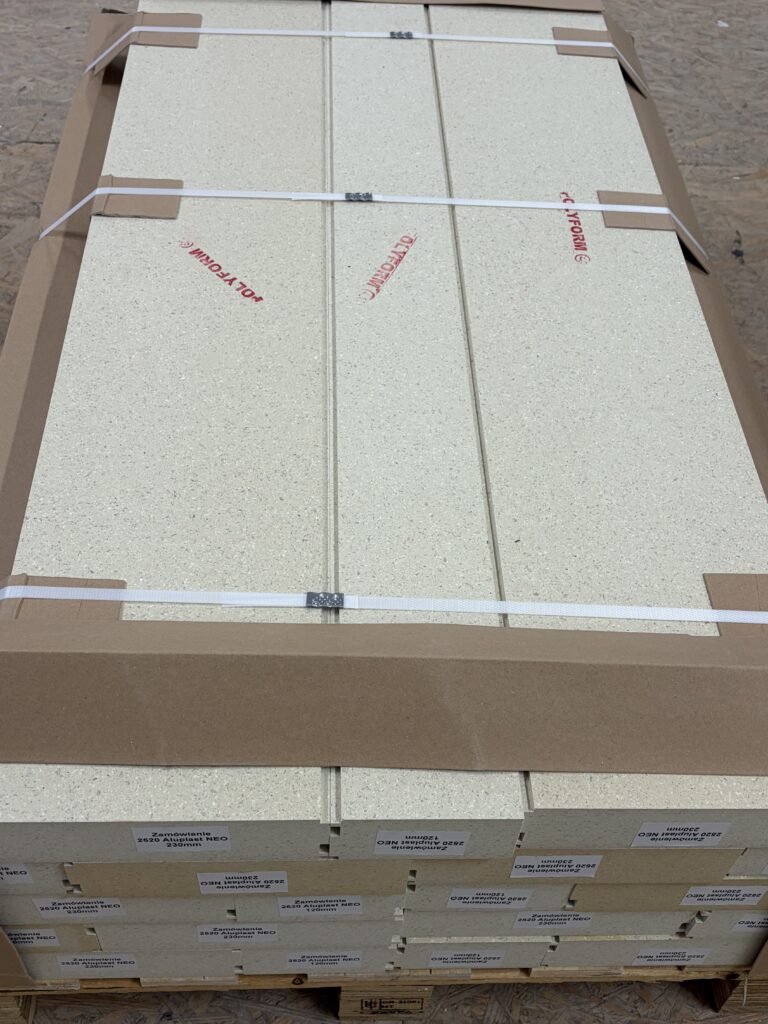 Profile podokienne z Purenitu dedykowane do systemu Aluplast Neo marki Polyform na palecie.
